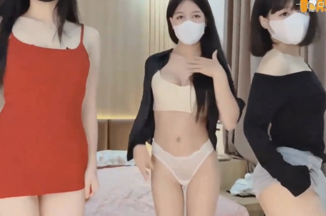 Rảnh rỗi không biết làm gì các em spa lại liveshow khoe hàng nhảy nhót