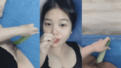 Gái xinh lên cơn Nứng thủ dâm cùng với trai dưa chuột