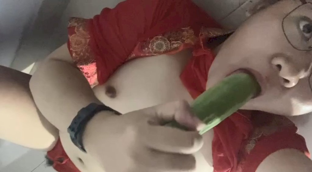 Chị hàng xóm xa chồng nứng quá gạ qua đụ P2