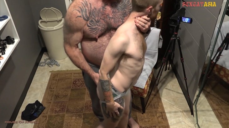 Cậu bé Gay bị ông bố dượng hiếp dâm