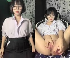 Nữ sinh lớp 9 nứng lồn show hàng thủ dâm - SEXTOP