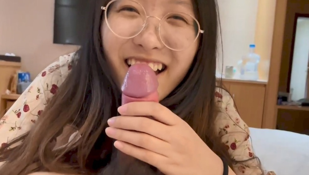 Người yêu đeo kính cận bú cặc dâm quá